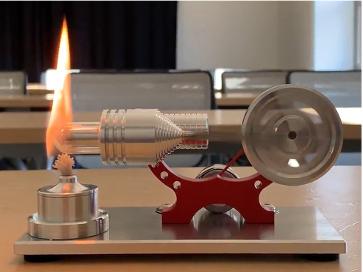Stirling engine with flame demonstration
